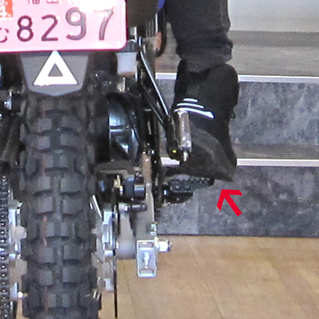 WR125R　ローダウン　足つき　身長155cm　女性